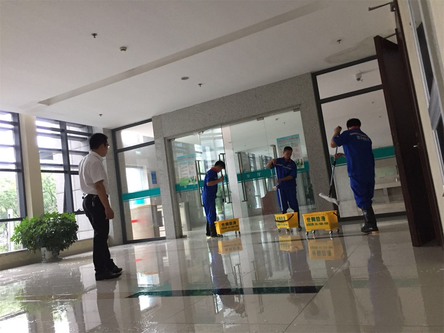 浙江省德清县人民政府地面防滑处理完工