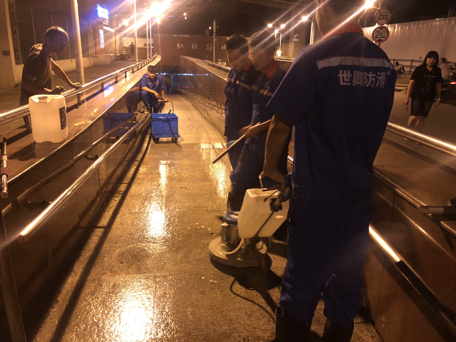 上海徐汇区中环虹梅路人行天桥、地道防滑施工