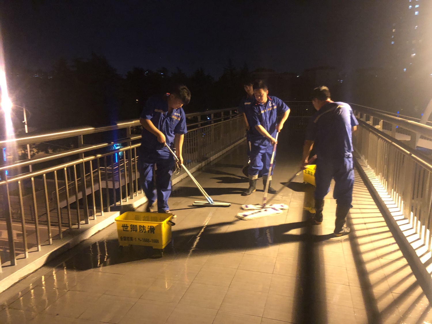 上海徐汇区中环虹梅路人行天桥、地道防滑施工