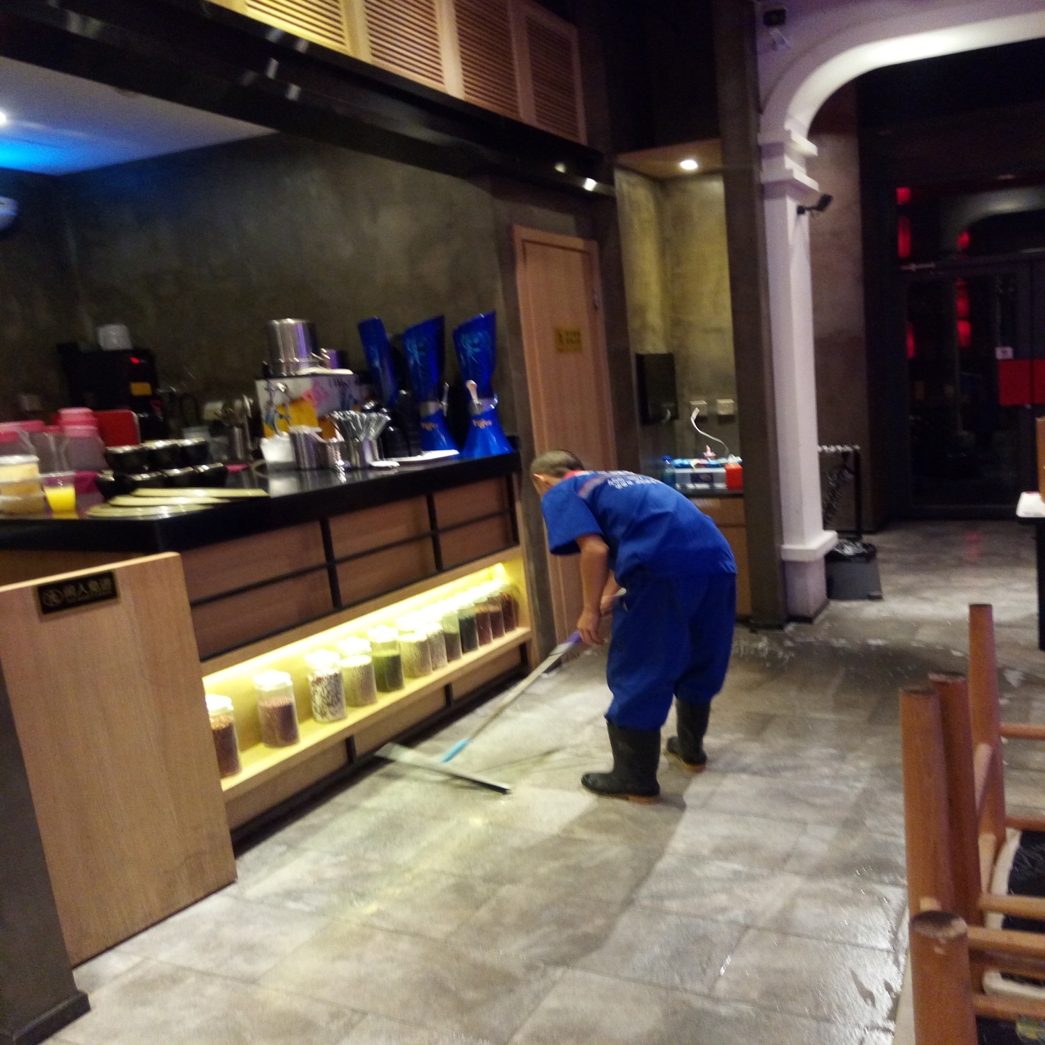 红料理4家连锁饭店施工