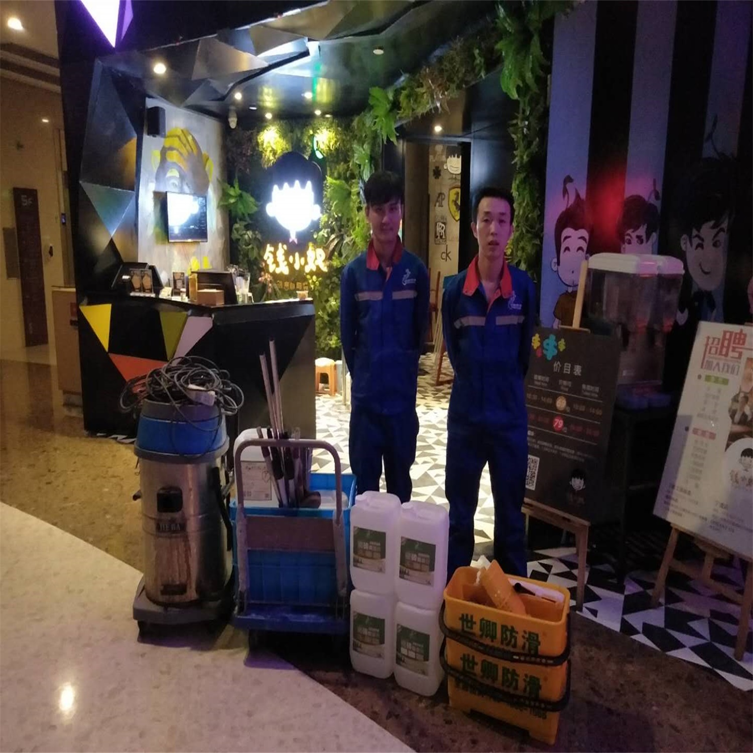 钱小奴自助餐厅地面防滑处理完工