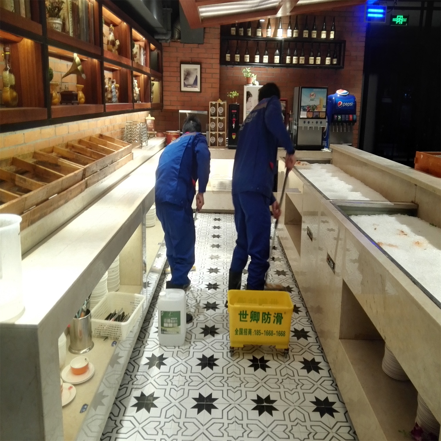 钱小奴自助餐厅地面防滑处理完工